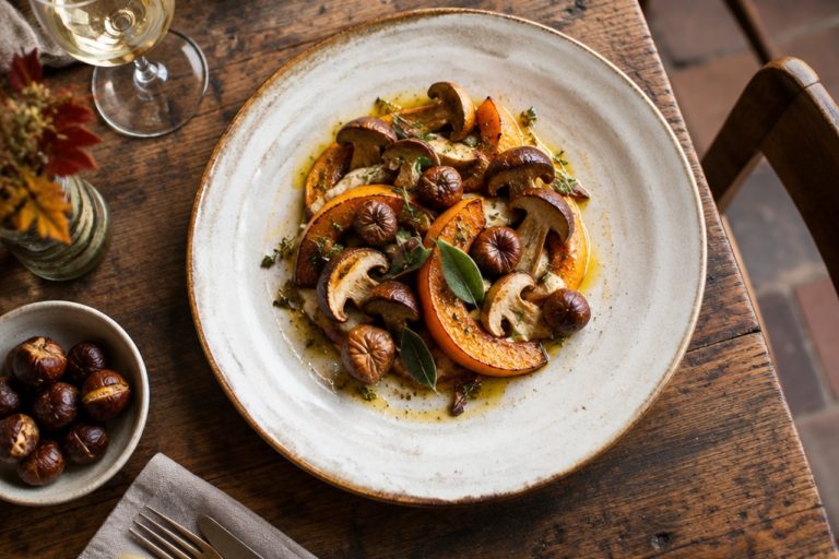Piatto autunnale con zucca, funghi porcini e castagne servito in un ristorante che lavora con fornitori a filiera corta