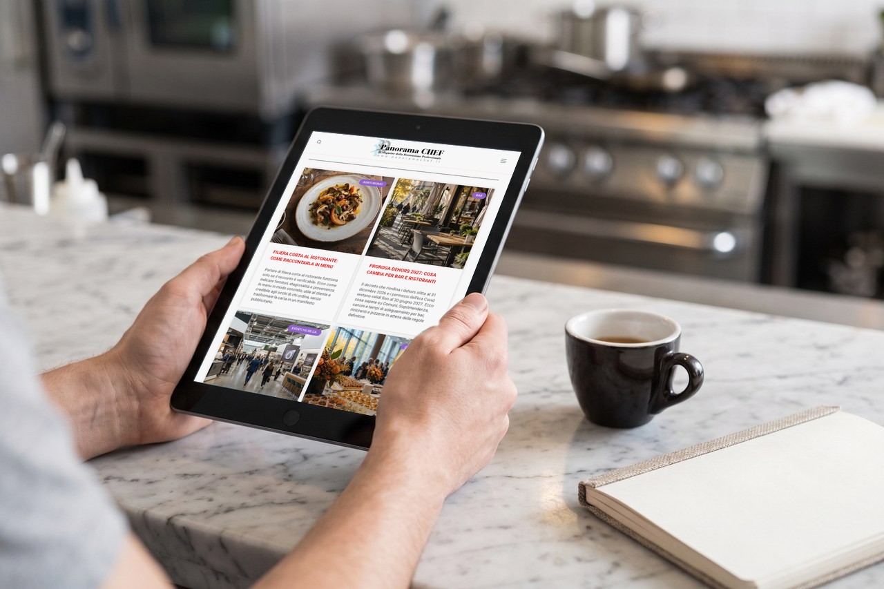 Home page del magazine PanoramaChef consultata su tablet in una cucina professionale